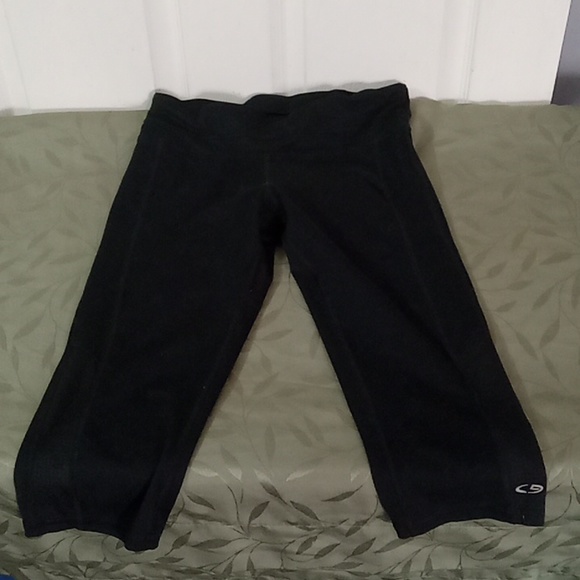 THREE PIECES OF KIDS CLOTHES - Picture 2 of 9